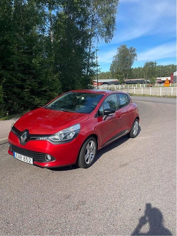 Röd Begagnad 2014 Renault Clio IV Halvkombi | 57 000 kr (Bra pris) - Bild 1/3