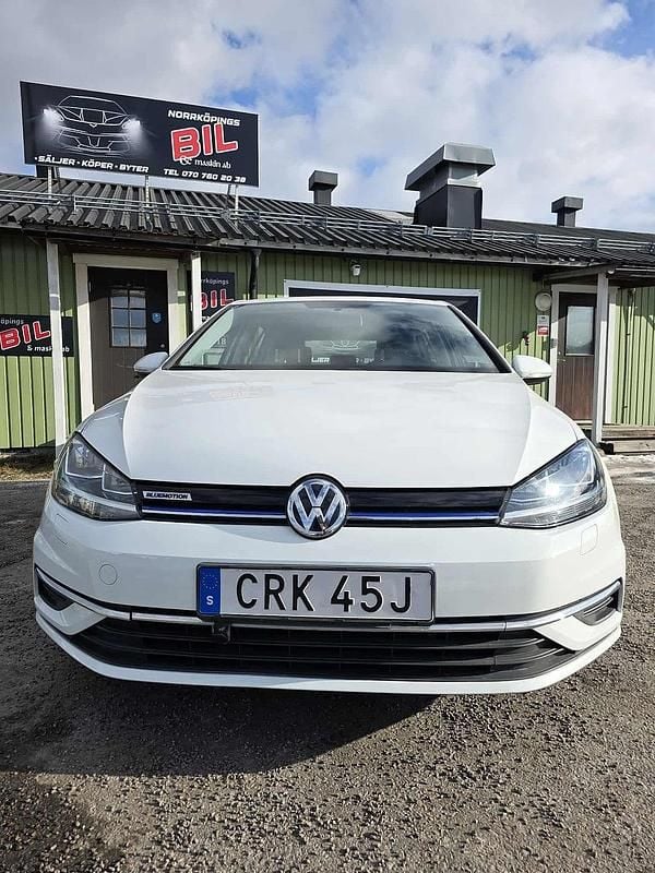 Begagnad VW Golf VII 131 HK (96 kW) 2019 Vit Halvkombi