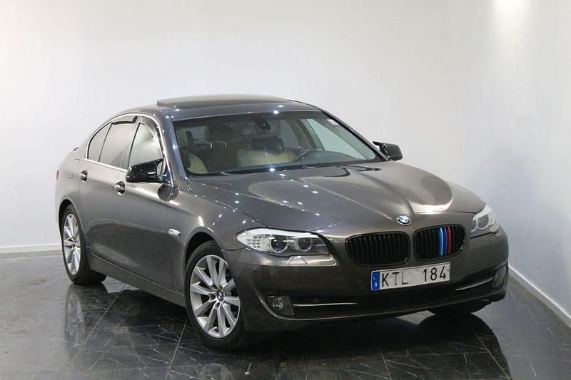 Brun Begagnad 2010 BMW 520 Sedan | 119 900 kr (Lite dyr) - Bild 1/4