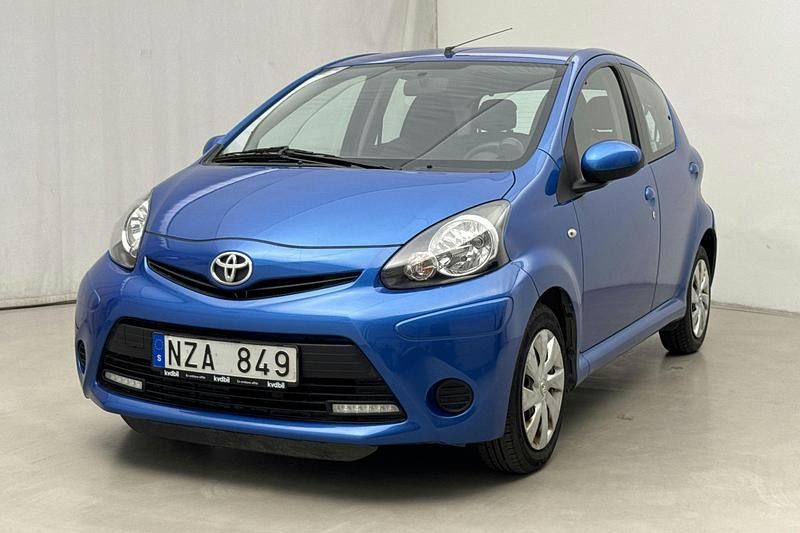 Blå Begagnad 2013 Toyota Aygo Halvkombi | 59 000 kr (Marknadspris) - Bild 1/4