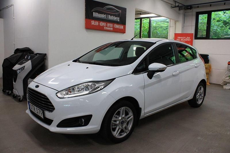 Vit Begagnad 2015 Ford Fiesta Titanium Halvkombi | 75 900 kr (Bra pris) - Bild 1/4