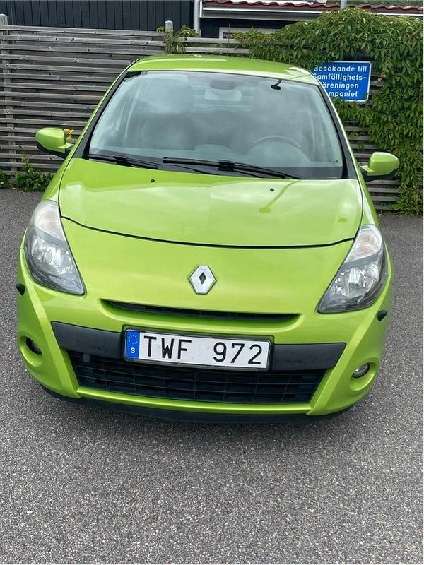 Grön Begagnad 2011 Renault Clio R.S. Halvkombi | 28 000 kr (Marknadspris) - Bild 1/4