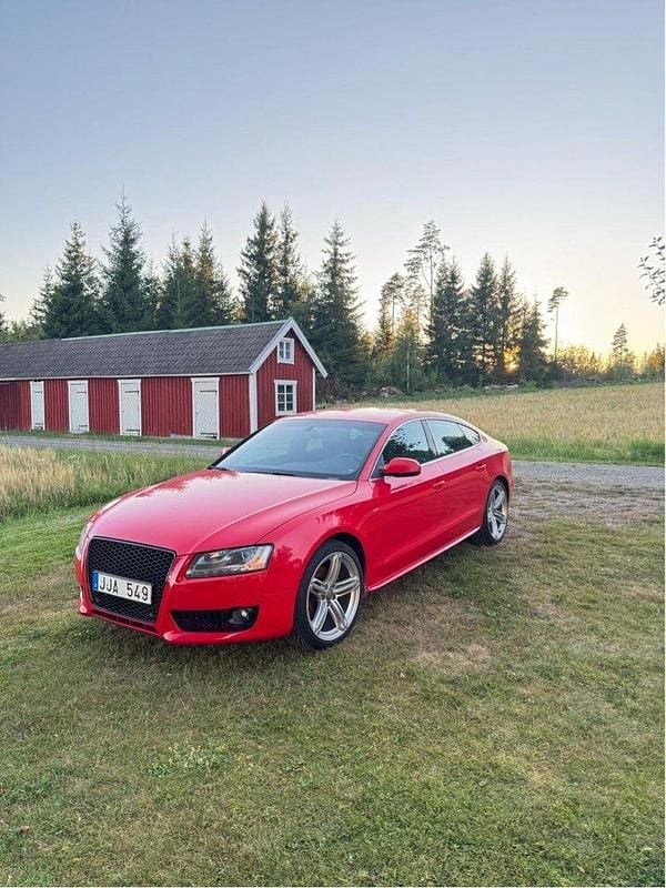Röd Begagnad 2010 Audi A5 Sportback Comfort Halvkombi | 85 000 kr (Marknadspris) - Bild 1/4