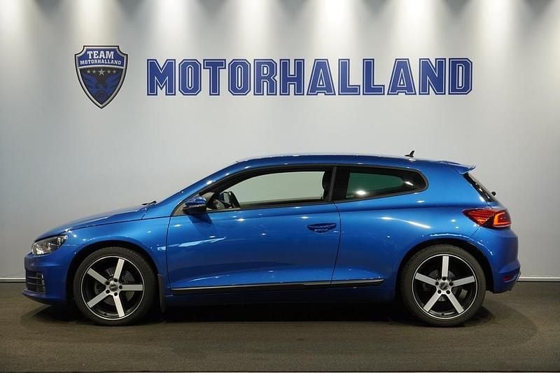 Blå Begagnad 2015 VW Scirocco Sportline Sportkupé | 164 900 kr - Bild 1/4
