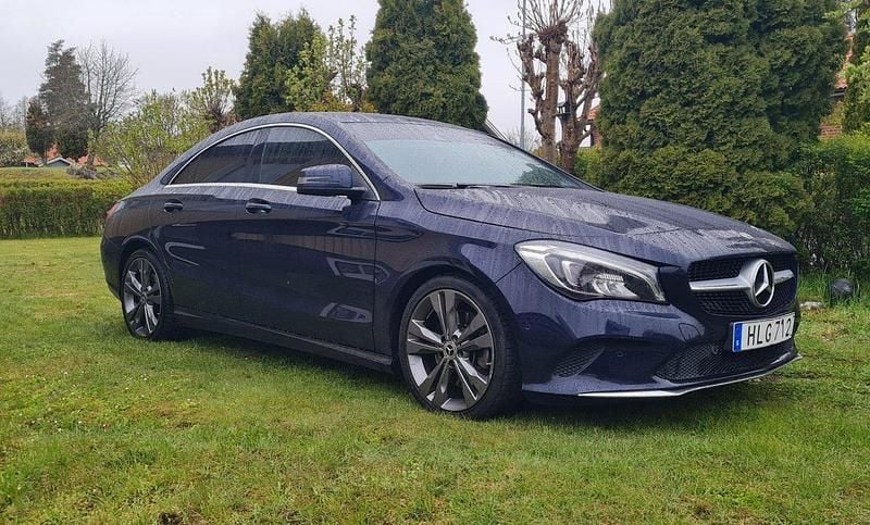 Blå Begagnad 2018 Mercedes CLA250 Sedan | 239 000 kr (Marknadspris) - Bild 1/4