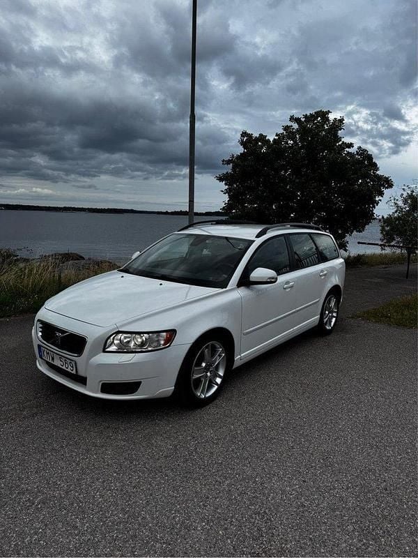 Vit Begagnad 2010 Volvo V50 Momentum Kombi | 34 000 kr (Bra pris) - Bild 1/4