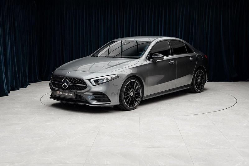 Mörkgrå Begagnad 2020 Mercedes A180 AMG Sedan | 269 900 kr (Marknadspris) - Bild 1/4