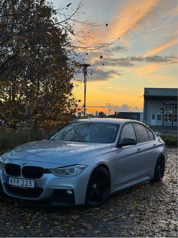 Silver Begagnad 2013 BMW 320 M Sport Sedan | 115 000 kr (Marknadspris) - Bild 1/4