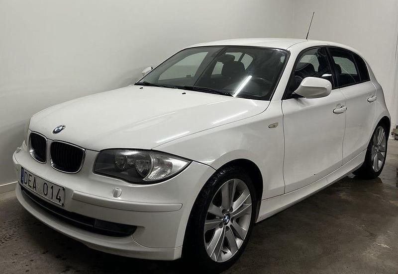 Vit Begagnad 2011 BMW 116 Comfort Edition Halvkombi | 59 900 kr (Marknadspris) - Bild 1/4
