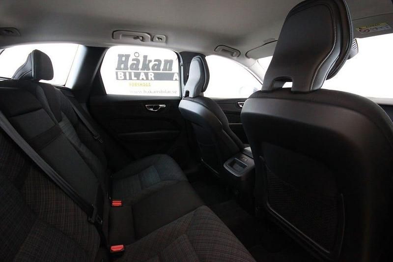 Begagnad Volvo XC60 Momentum 198 HK (145 kW) 2021 Silver SUV