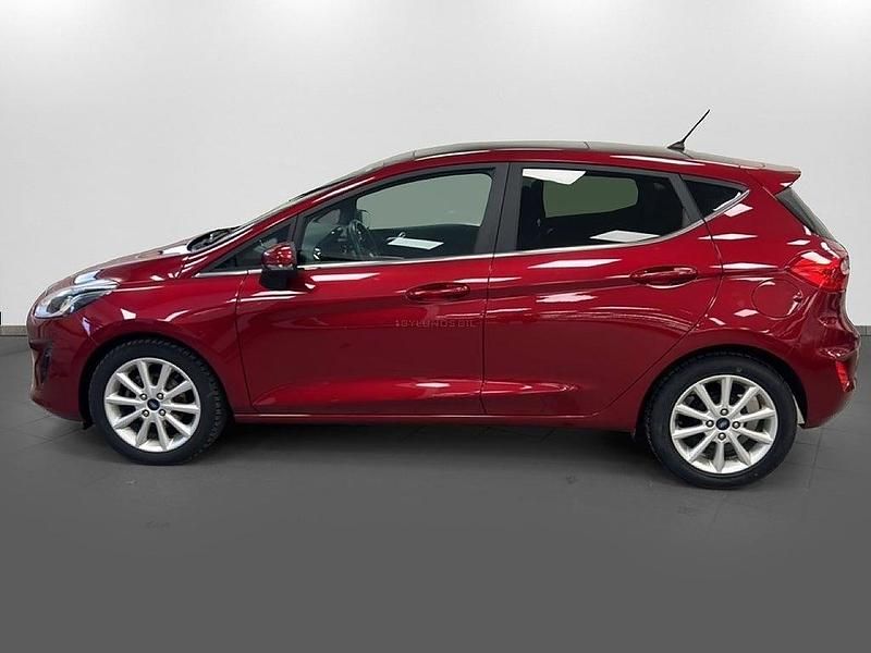 Begagnad Ford Fiesta Titanium 101 HK (74 kW) 2017 Röd Halvkombi