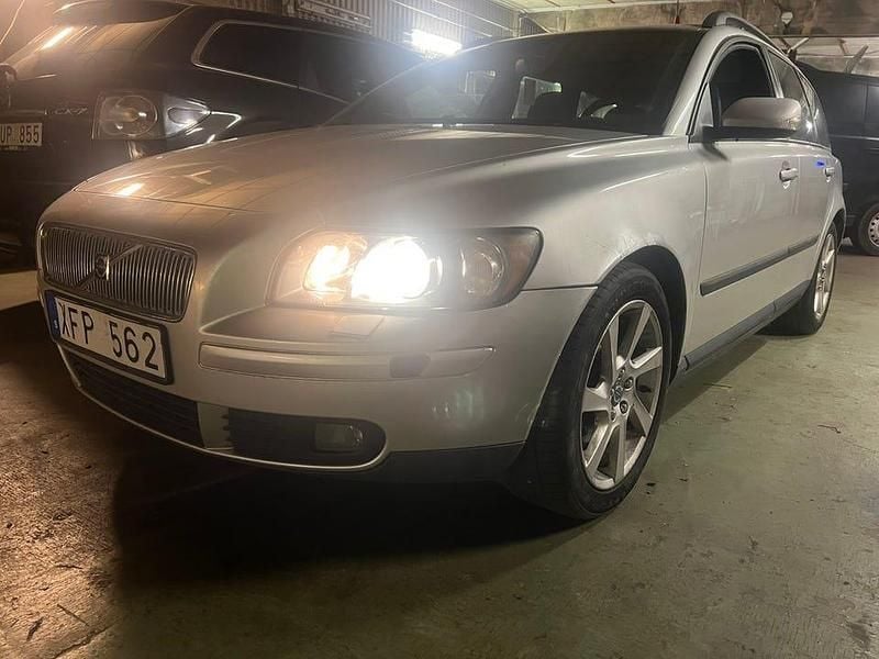 Silver Begagnad 2006 Volvo V50 Kombi | 35 000 kr (Marknadspris) - Bild 1/4