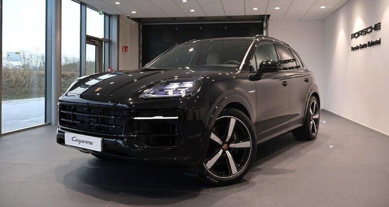 Svart (black) Begagnad 2025 Porsche Cayenne SUV | 1 395 000 kr (Marknadspris) - Bild 1/4