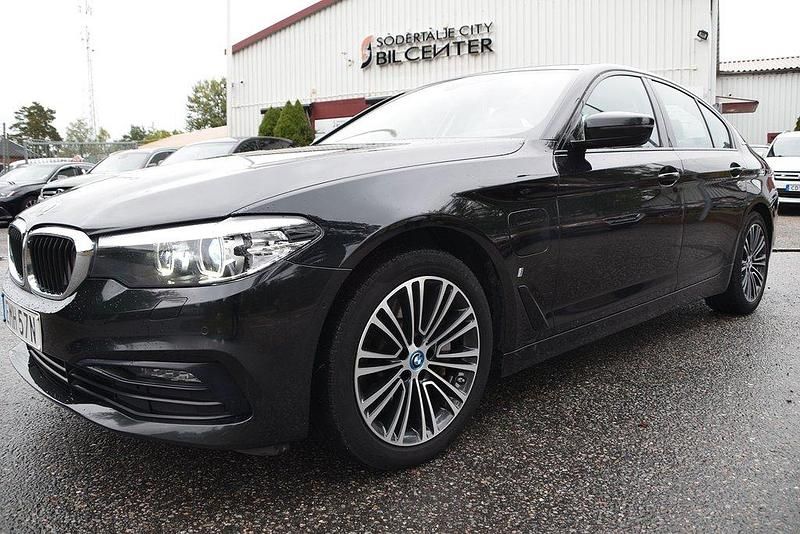Svart Begagnad 2019 BMW 530e iPerformance Sedan | 254 900 kr (Marknadspris) - Bild 1/4
