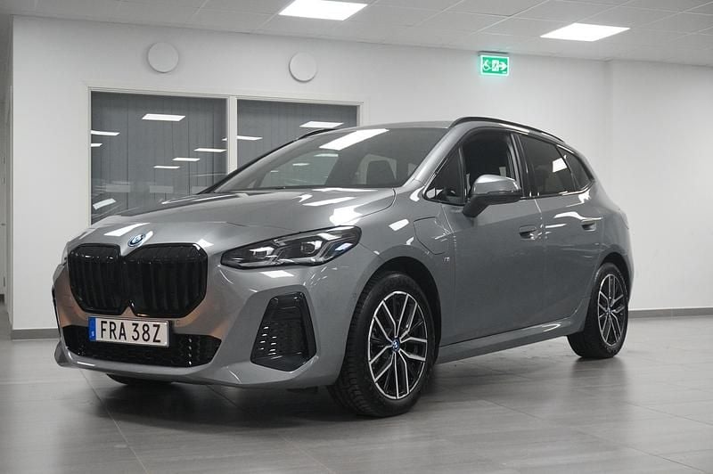 Grå Begagnad 2024 BMW 230e Active Tourer Comfort Edition Minibuss | 469 900 kr - Bild 1/4