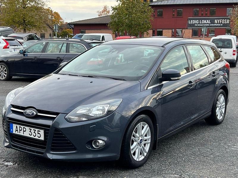 Grå Begagnad 2013 Ford Focus Titanium Kombi | 44 900 kr (Marknadspris) - Bild 1/4
