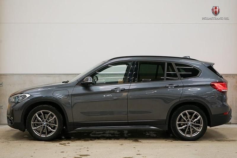Grå Begagnad 2021 BMW X1 Sport Line SUV | 309 900 kr (Marknadspris) - Bild 1/4