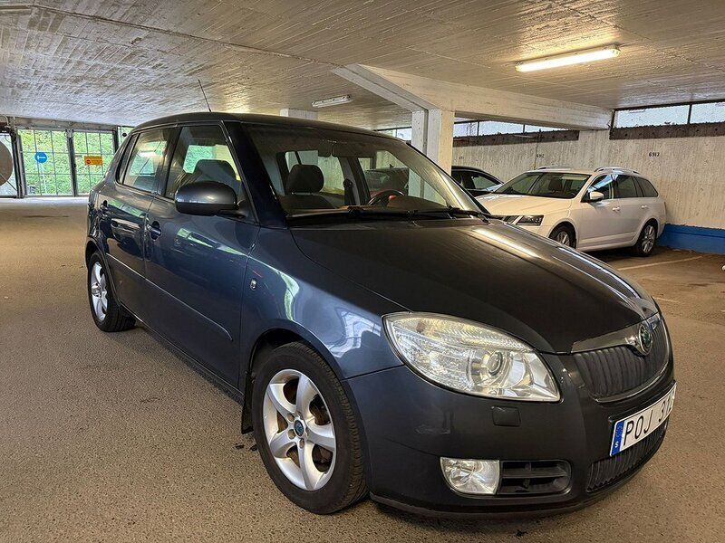 Mörkgrå Begagnad 2007 Skoda Fabia Halvkombi | 49 000 kr (Marknadspris) - Bild 1/4