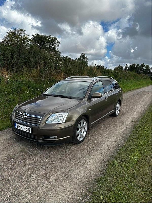 Brun Begagnad 2004 Toyota Avensis Kombi | 34 500 kr (Marknadspris) - Bild 1/4
