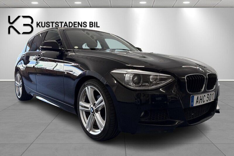 Svart Begagnad 2014 BMW 116 M Sport Halvkombi | 89 900 kr (Marknadspris) - Bild 1/4