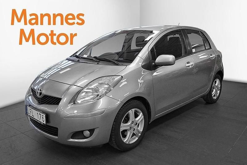 Begagnad Toyota Yaris 99 HK (72 kW) 2011 Grå Halvkombi