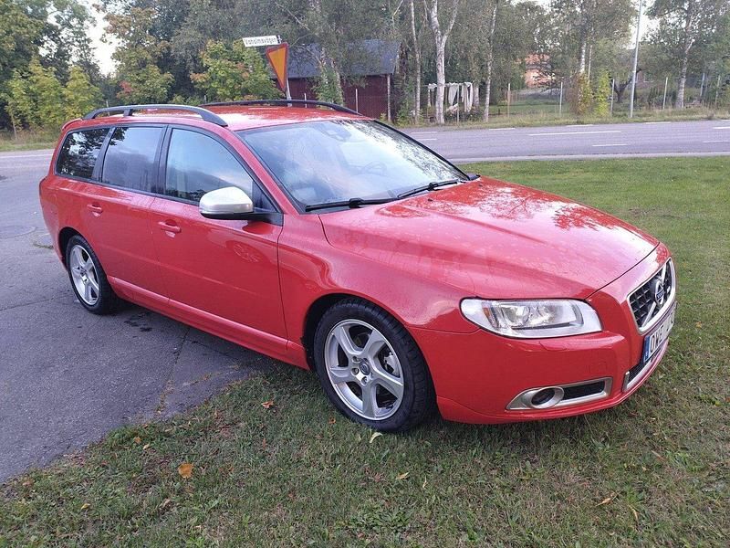 Röd Begagnad 2013 Volvo V70 R-Design Kombi | 70 000 kr (Marknadspris) - Bild 1/4