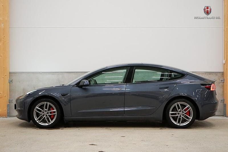 Grå Begagnad 2021 Tesla Model 3 Performance Sedan | 289 800 kr (Bra pris) - Bild 1/4