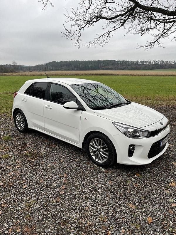 Vit Begagnad 2018 Kia Rio Halvkombi | 140 000 kr (Marknadspris) - Bild 1/4