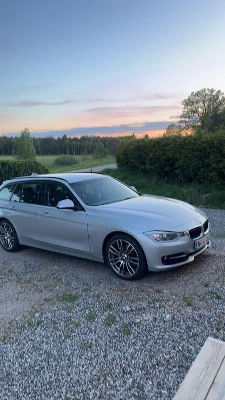 Begagnad BMW 318 Sport Line 143 HK (105 kW) 2013 Kombi