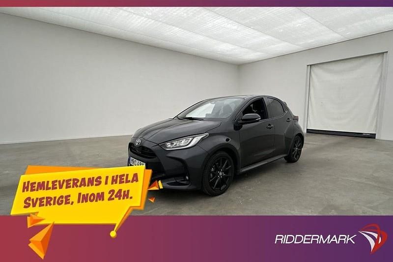 Svart Begagnad 2023 Toyota Yaris Hybrid Style Halvkombi | 248 800 kr (Marknadspris) - Bild 1/3