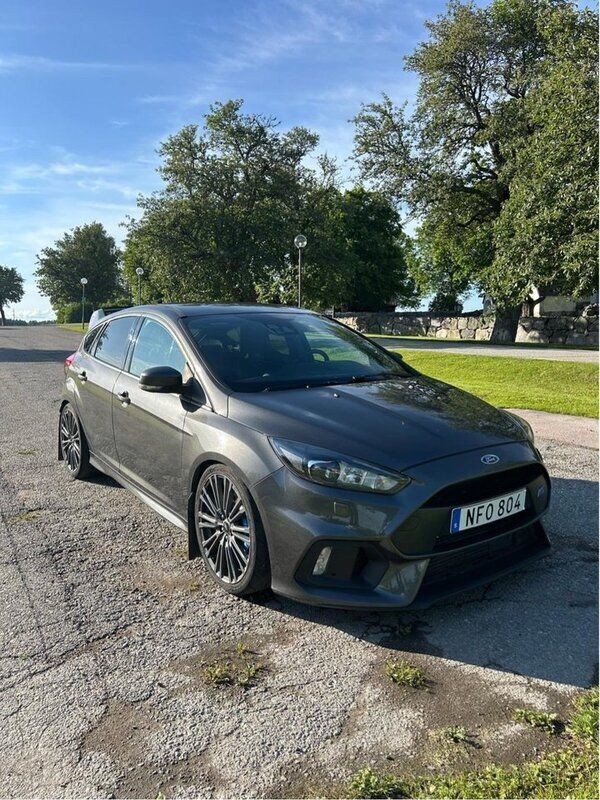 Grå Begagnad 2016 Ford Focus RS Halvkombi | 269 800 kr - Bild 1/4