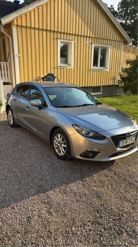 Grå Begagnad 2014 Mazda 3 Inclusive Halvkombi | 100 000 kr (Marknadspris) - Bild 1/4