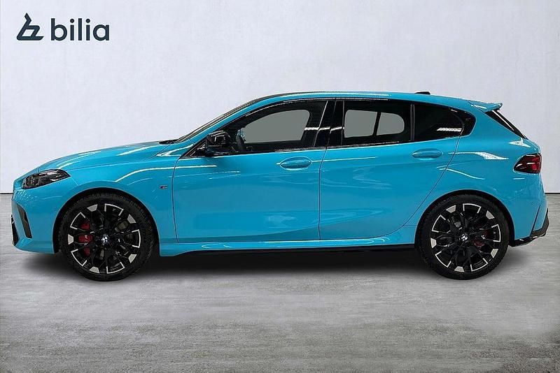 Begagnad BMW M135 Comfort Edition 2026 Blå Halvkombi