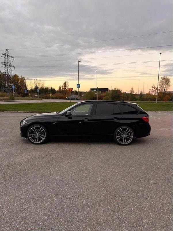Svart Begagnad 2013 BMW 328 Sport Line Kombi | 144 900 kr (Lite dyr) - Bild 1/4