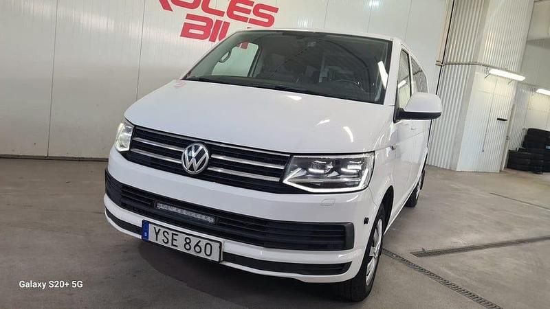 Vit Begagnad 2017 VW Caravelle Comfortline Minibuss | 175 900 kr - Bild 1/4