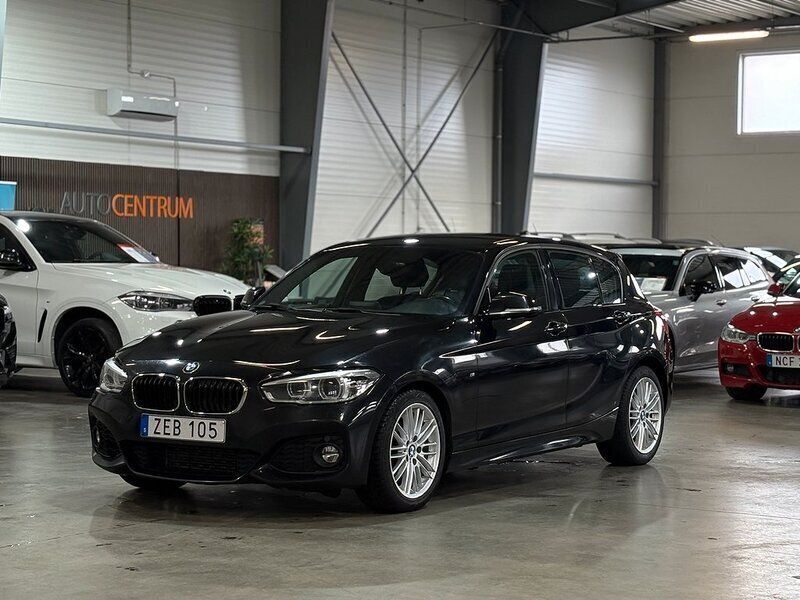 Svart Begagnad 2018 BMW 118 M Sport Halvkombi | 129 900 kr (Marknadspris) - Bild 1/4