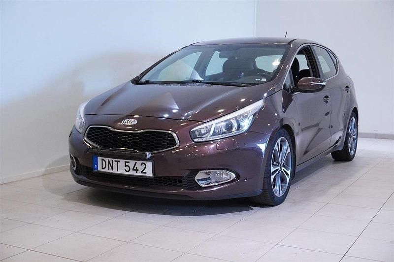 Brun Begagnad 2013 Kia Ceed Comfort Sedan | 94 900 kr (Lite dyr) - Bild 1/4
