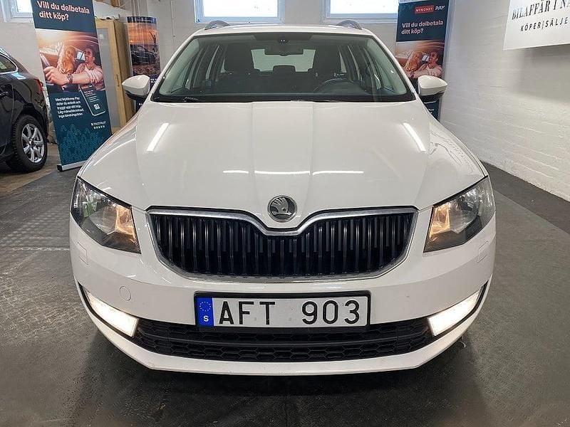 Begagnad Skoda Octavia Ambition 105 HK (77 kW) 2013 Vit Kombi
