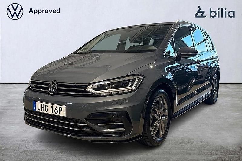 Mörkgrå Begagnad 2024 VW Touran R-line Minibuss | 369 000 kr (Marknadspris) - Bild 1/3