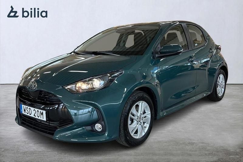 Grön Begagnad 2025 Toyota Yaris Hybrid Active Halvkombi | 249 900 kr (Marknadspris) - Bild 1/4
