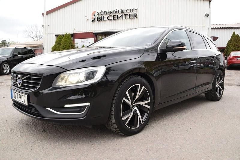 Svart (svart met) Begagnad 2016 Volvo V60 Summum Kombi | 129 900 kr (Marknadspris) - Bild 1/4