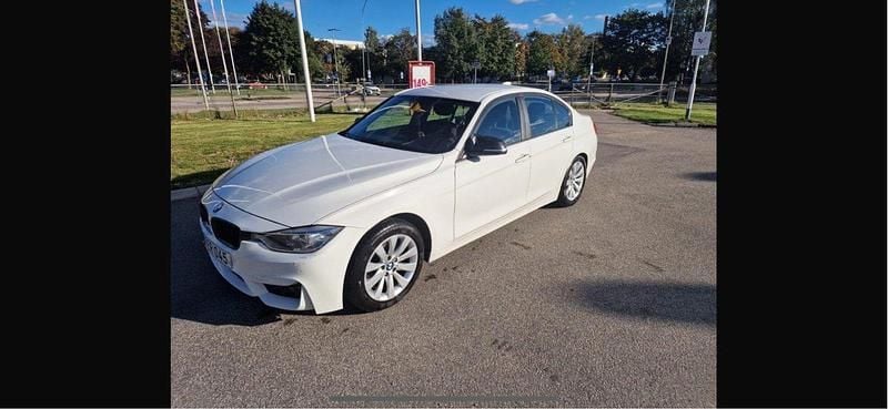 Vit Begagnad 2013 BMW 318 Sedan | 114 900 kr (Marknadspris) - Bild 1/4