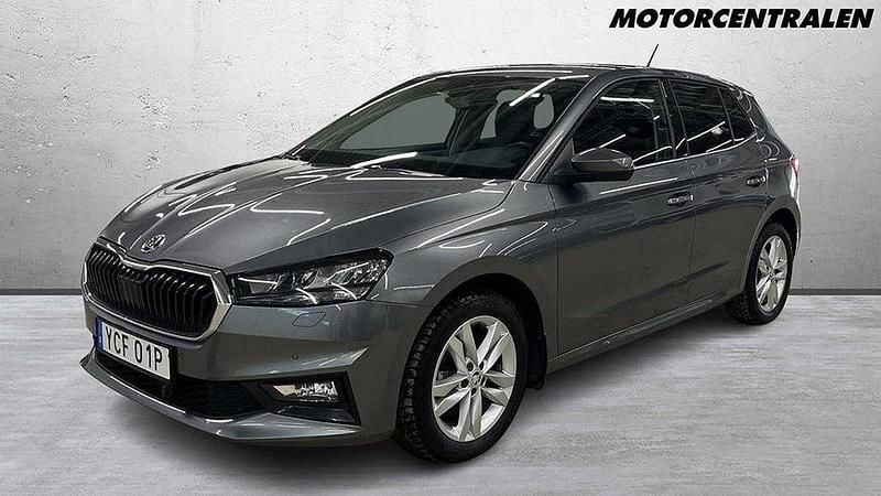 Grå Begagnad 2022 Skoda Fabia Style Halvkombi | 209 000 kr (Marknadspris) - Bild 1/4