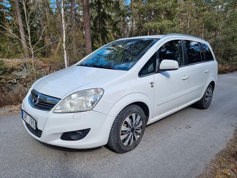 Vit Begagnad 2010 Opel Zafira Minibuss | 49 900 kr (Marknadspris) - Bild 1/4