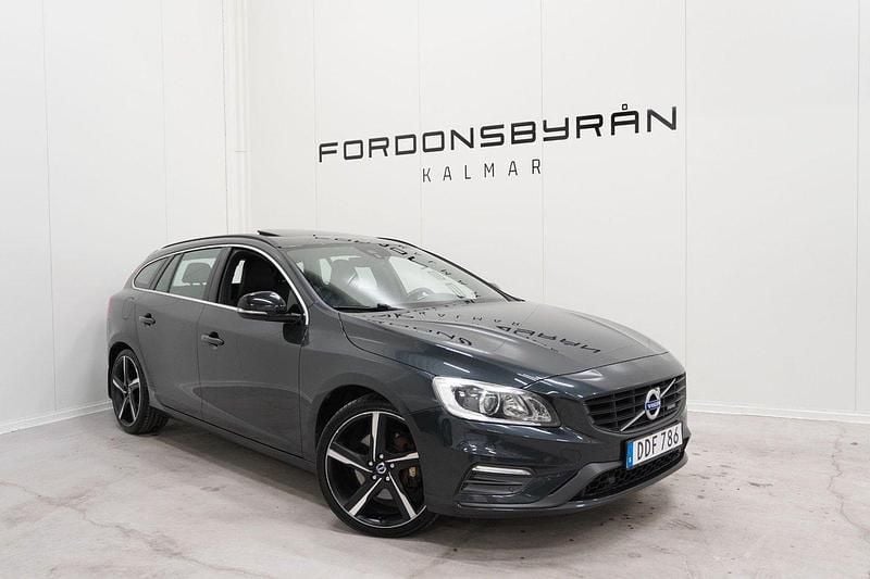 Grå Begagnad 2015 Volvo V60 R-Design Kombi | 179 800 kr (Marknadspris) - Bild 1/4