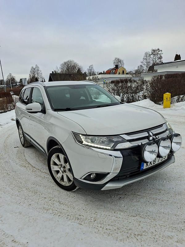 Begagnad Mitsubishi Outlander 150 HK (110 kW) 2017 White pearl SUV
