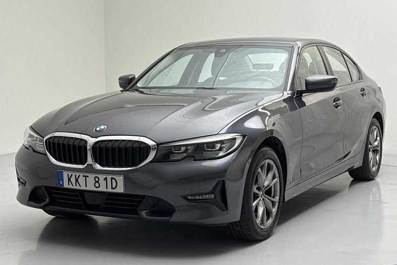 Grå Begagnad 2021 BMW 320 Shadowline Sedan | 264 800 kr (Bra pris) - Bild 1/4