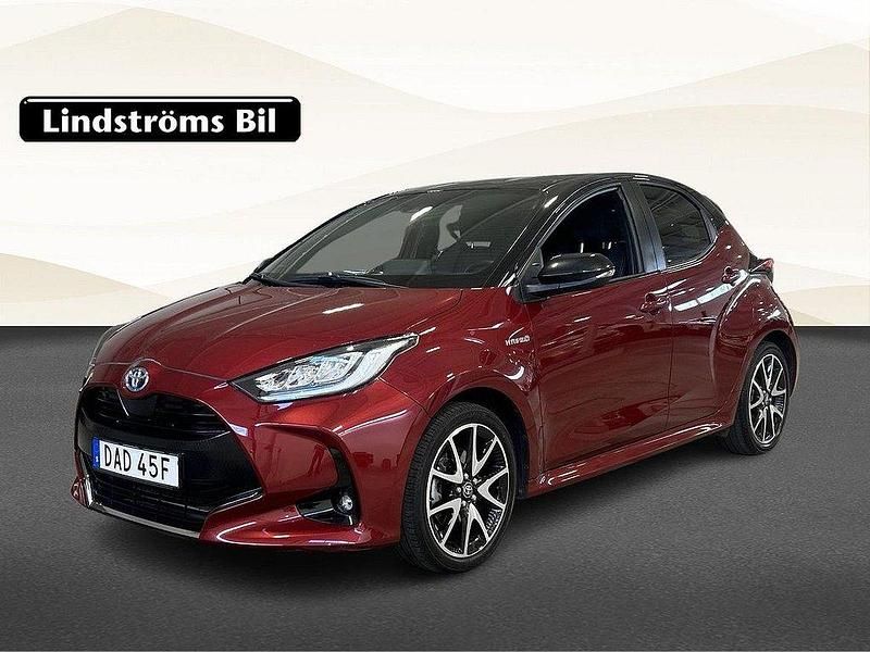 Röd Begagnad 2021 Toyota Yaris Hybrid Style Halvkombi | 224 900 kr (Marknadspris) - Bild 1/3