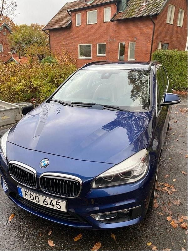 Blå Begagnad 2015 BMW 220 Active Tourer Luxury Line Minibuss | 179 000 kr (Marknadspris) - Bild 1/4