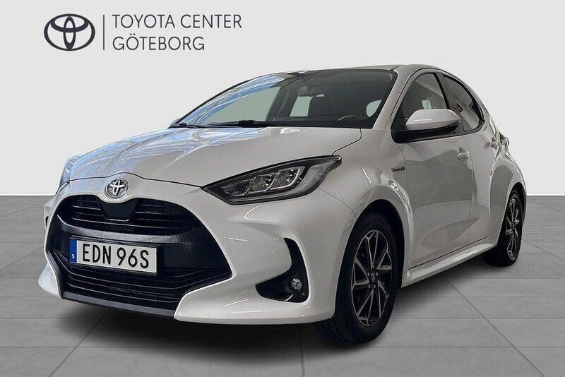 Vit Begagnad 2020 Toyota Yaris Hybrid Active Halvkombi | 209 900 kr (Lite dyr) - Bild 1/2